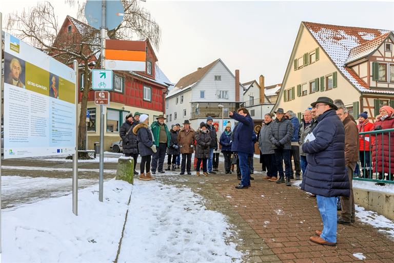 Bürgermeister Armin Mößner (vorne) und Kulturamtsleiter Uwe Matti (Mitte) beim Eröffnungsrundgang mit Gästen. Foto: Stefan Bossow
