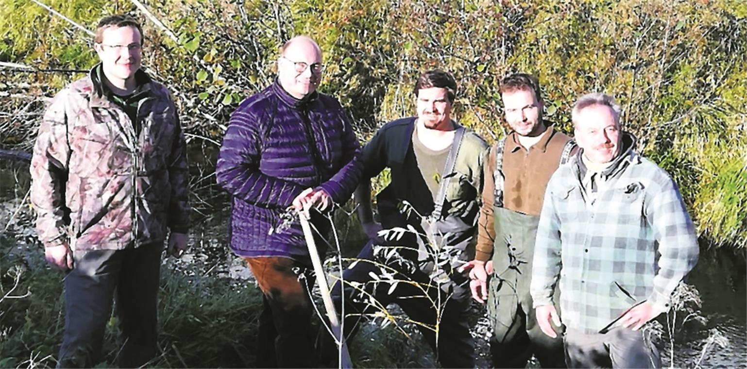 Bürgermeister Armin Mößner (Zweiter von links) mit Vorstandsmitgliedern und Vertretern des Angelsportvereins Murrhardt beim Setzen der Weiden. Foto: privat