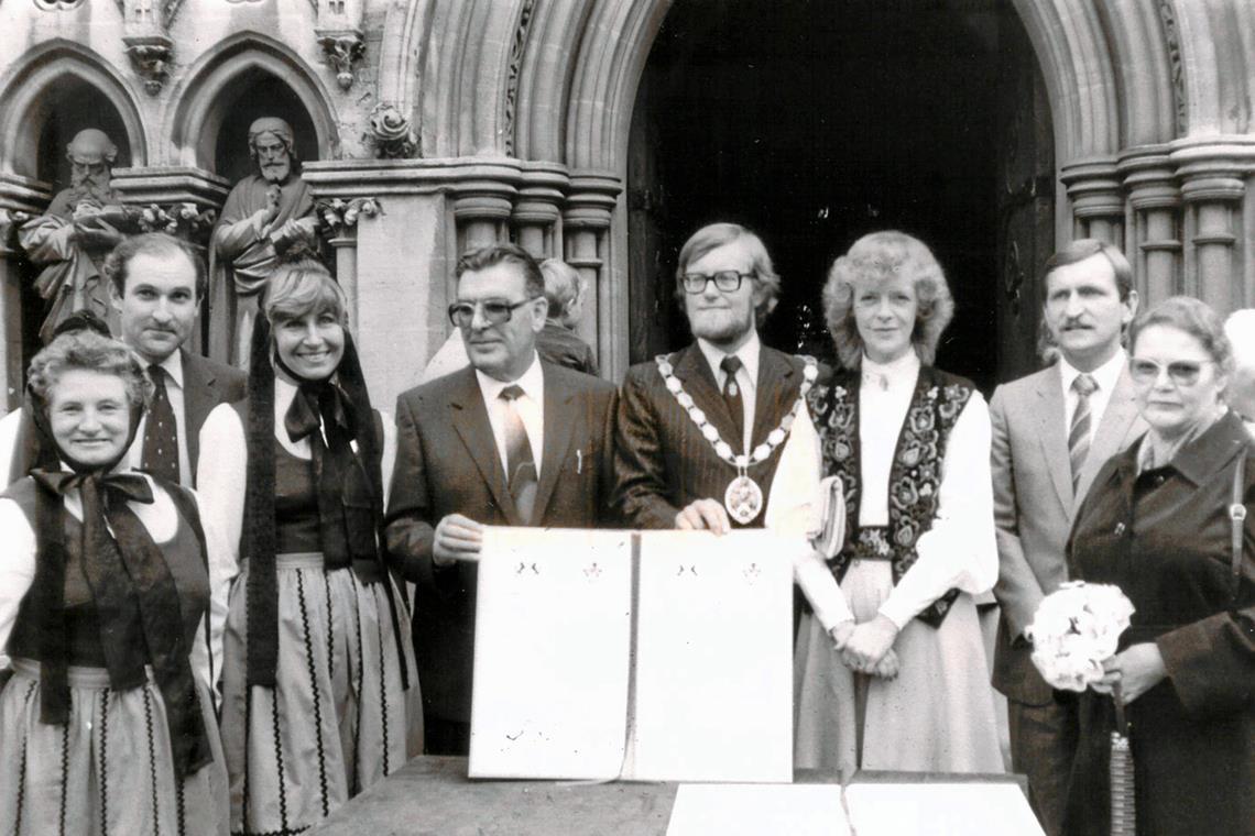 Britisch-schwäbische Bande seit 40 Jahren Bürgermeister Helmut Götz und Bob Gooding (in der Bildmitte von links) besiegelten die Partnerschaft in Frome 1983. Foto: Stadtarchiv Murrhardt