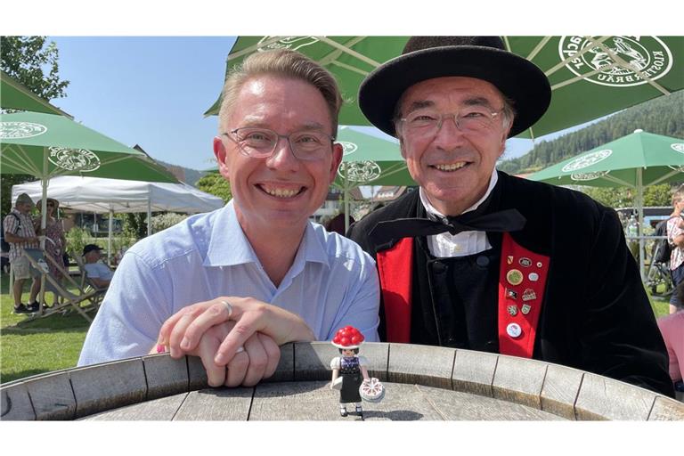 Bürgermeister Michael Ruf (links) und sein Gutacher Amtskollege Siegfried Eckert mit der neuen Playmobil-Sonderfigur