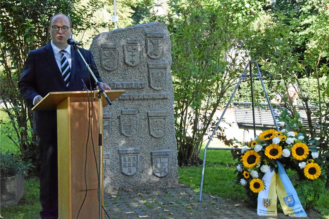 Bürgermeister Mößner am Gedenkstein der Vertriebenenverbände, der vor 30 Jahren seinen Platz am Feuersee fand. Foto: E. Klaper