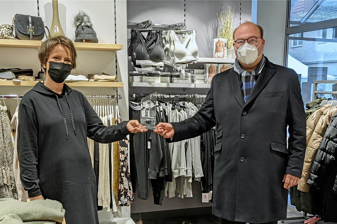 Modehaus Bachmann ist Kundenliebling Bürgermeister Mößner überbringt Christine Schäffner die Auszeichnung. Fotos: E. Kleinknecht