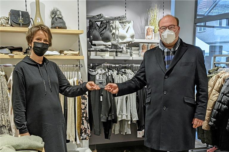 Bürgermeister Mößner überbringt Christine Schäffner die Auszeichnung. Fotos: E. Kleinknecht