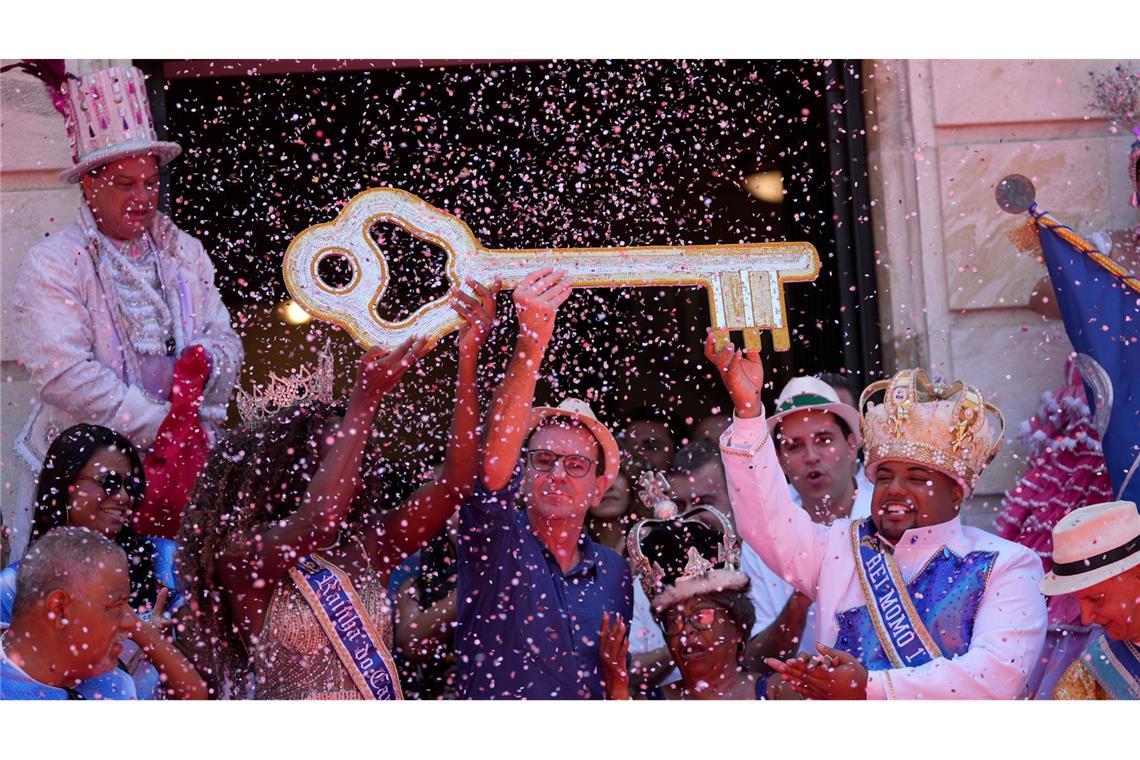 Schlüsselübergabe an "König Momo": Karneval in Rio beginnt Bürgermeister Paes übergibt die Macht über die Stadt an König Momo.