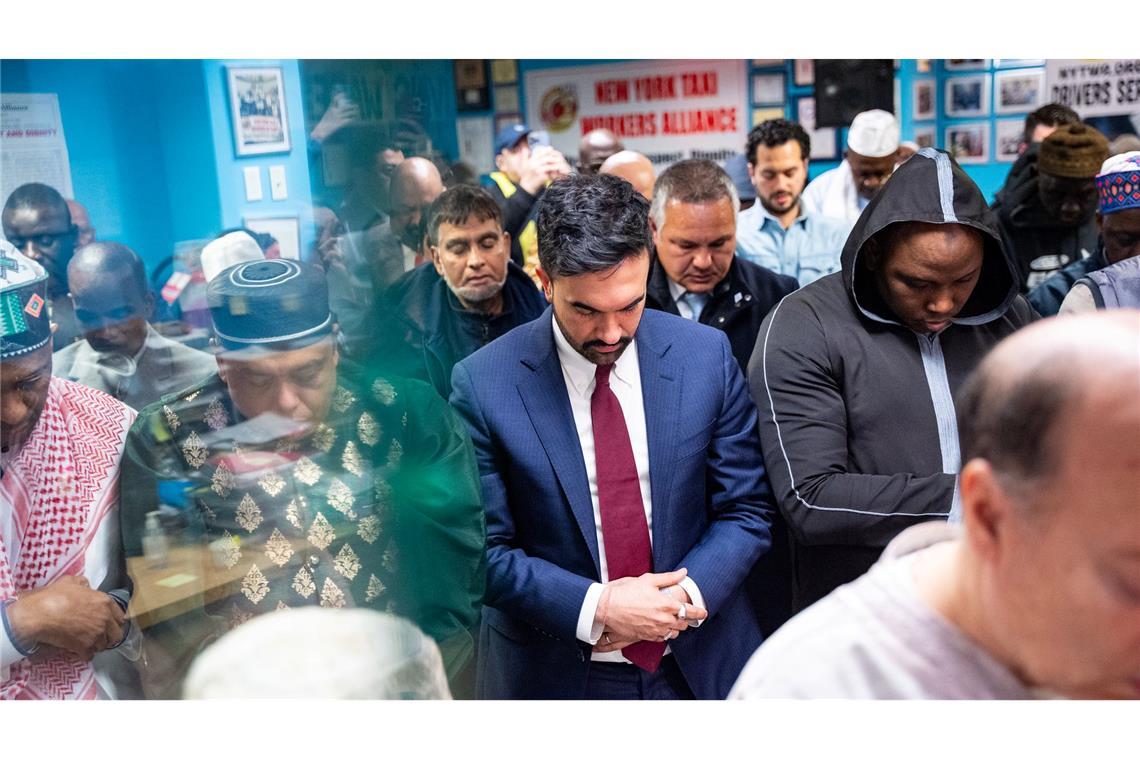 Bürgermeister Zohran Mamdani (M), betet vor dem Fastenbrechen.