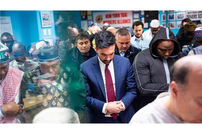 Bürgermeister Zohran Mamdani (M), betet vor dem Fastenbrechen.