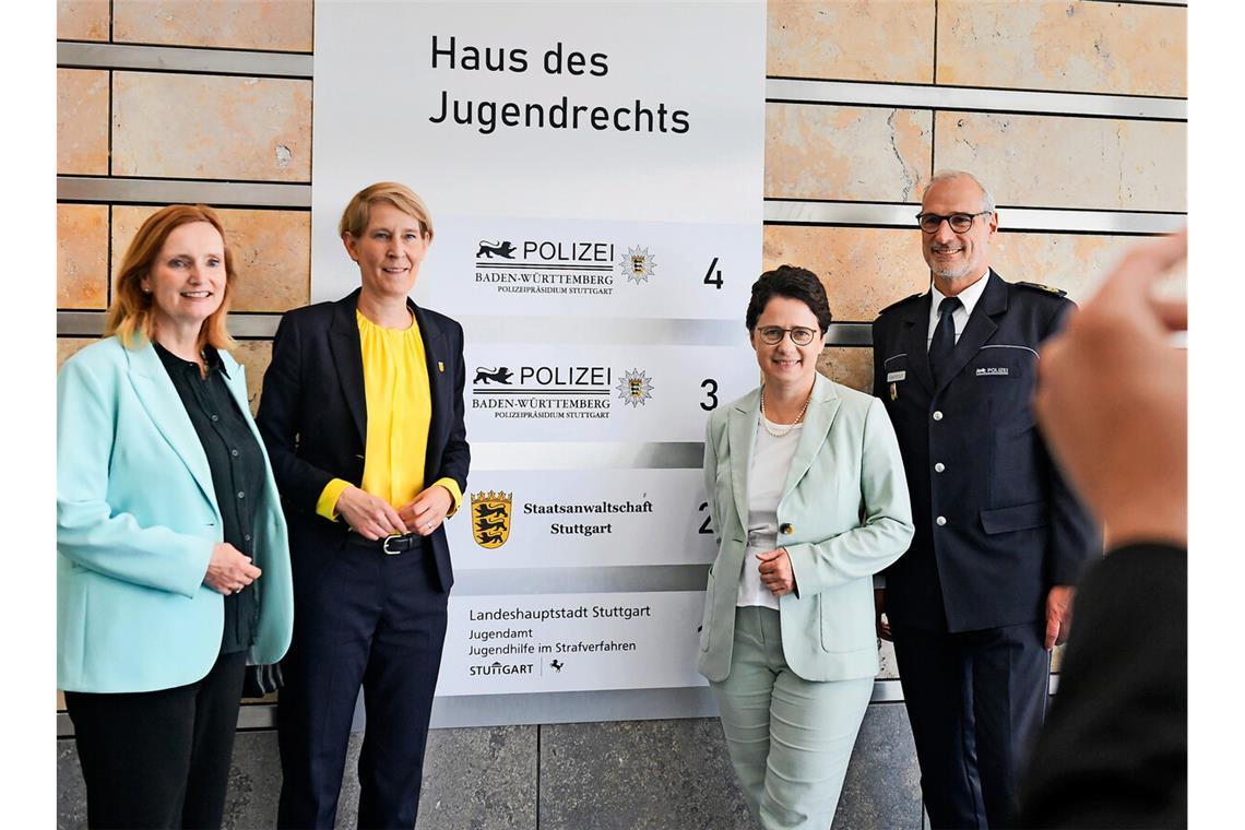 Zweites Haus des Jugendrechts: Eine Stuttgarter Idee wächst Bürgermeisterin Isabel Fezer, Landespolizeipräsidentin Stefanie Hinz, Ministerin Marion Gentges und Stuttgarts Polizeipräsident Markus Eisenbraun im neuen Haus des Jugendrechts.