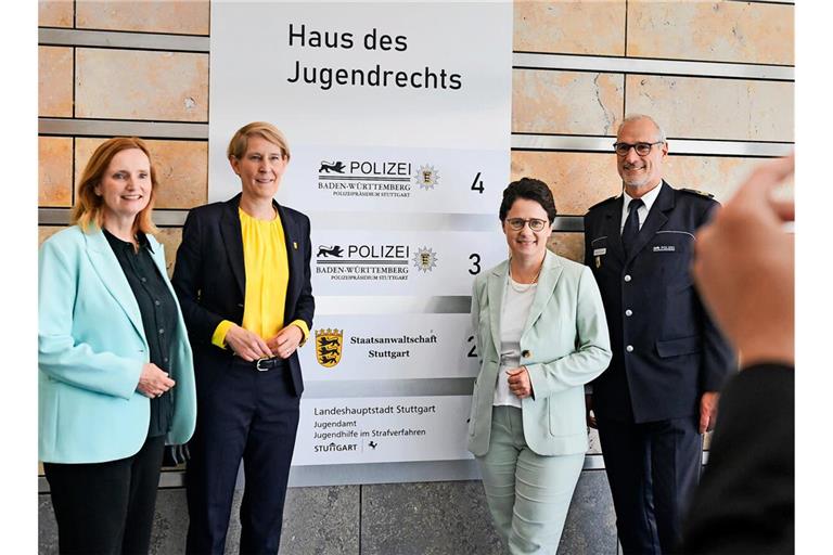 Bürgermeisterin Isabel Fezer, Landespolizeipräsidentin Stefanie Hinz,  Ministerin  Marion  Gentges  und  Stuttgarts Polizeipräsident Markus Eisenbraun im neuen Haus des Jugendrechts.