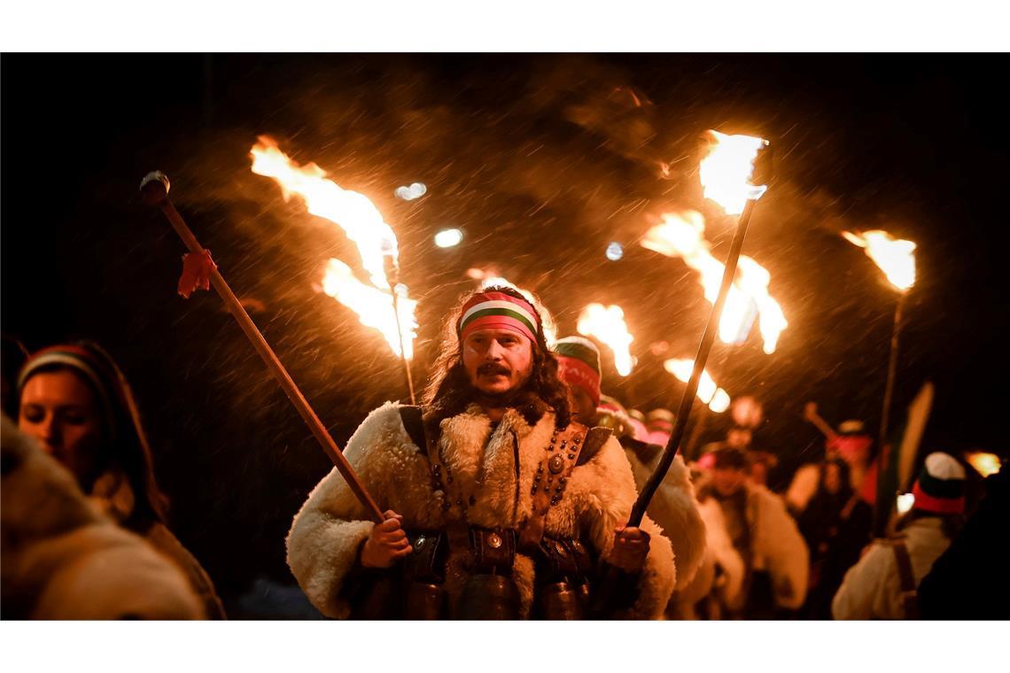 Bilder des Tages Bulgarische Kukeri-Tänzer halten ihre Fackeln beim Neujahrsritual Surva.