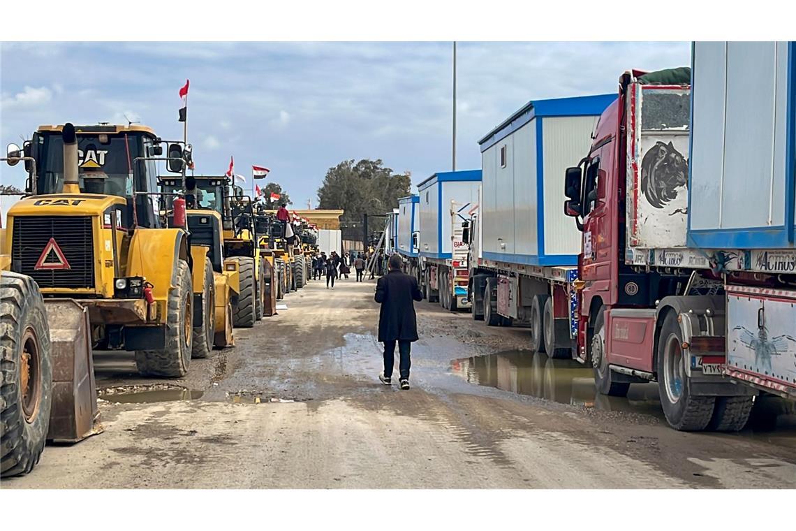 Hamas: Werden Samstag sechs Geiseln freilassen Bulldozer und Lastwagen mit Wohncontainern warten am Rafah-Grenzübergang. (Archivbild)