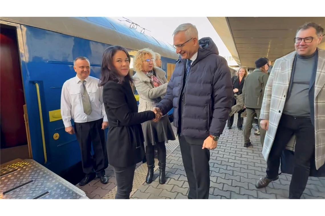 Baerbock in Kiew: Stehen felsenfest an Seite der Ukraine Bundesaußenministerin Annalena Baerbock mit dem deutschen Botschafter in Kiew, Martin Jäger