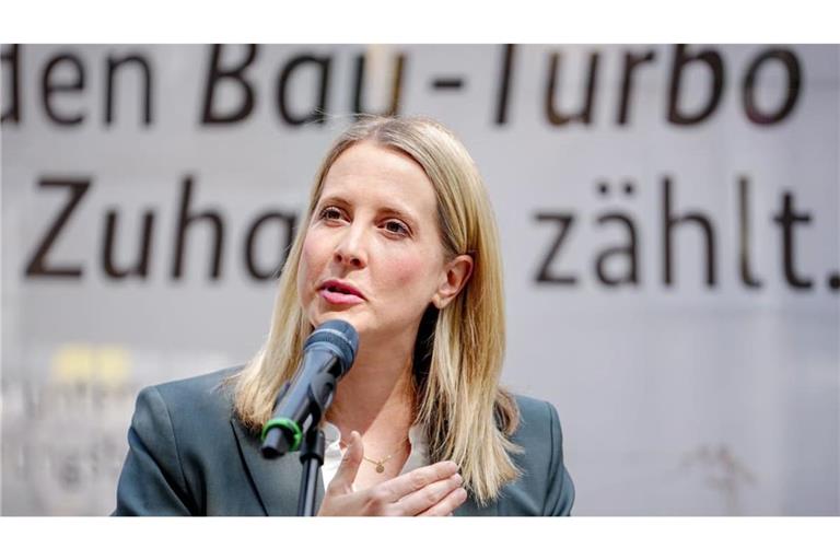 Bundesbauministerin Verena Hubertz (SPD) will nach dem „Bau-Turbo“ weiter für Tempo auf der Baustelle sorgen.