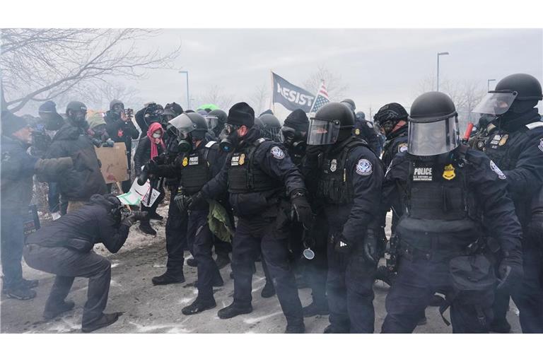 Bundesbeamte der Einwanderungsbehörde ICE sind hier bei einer Demonstration in Minneapolis zu sehen.
