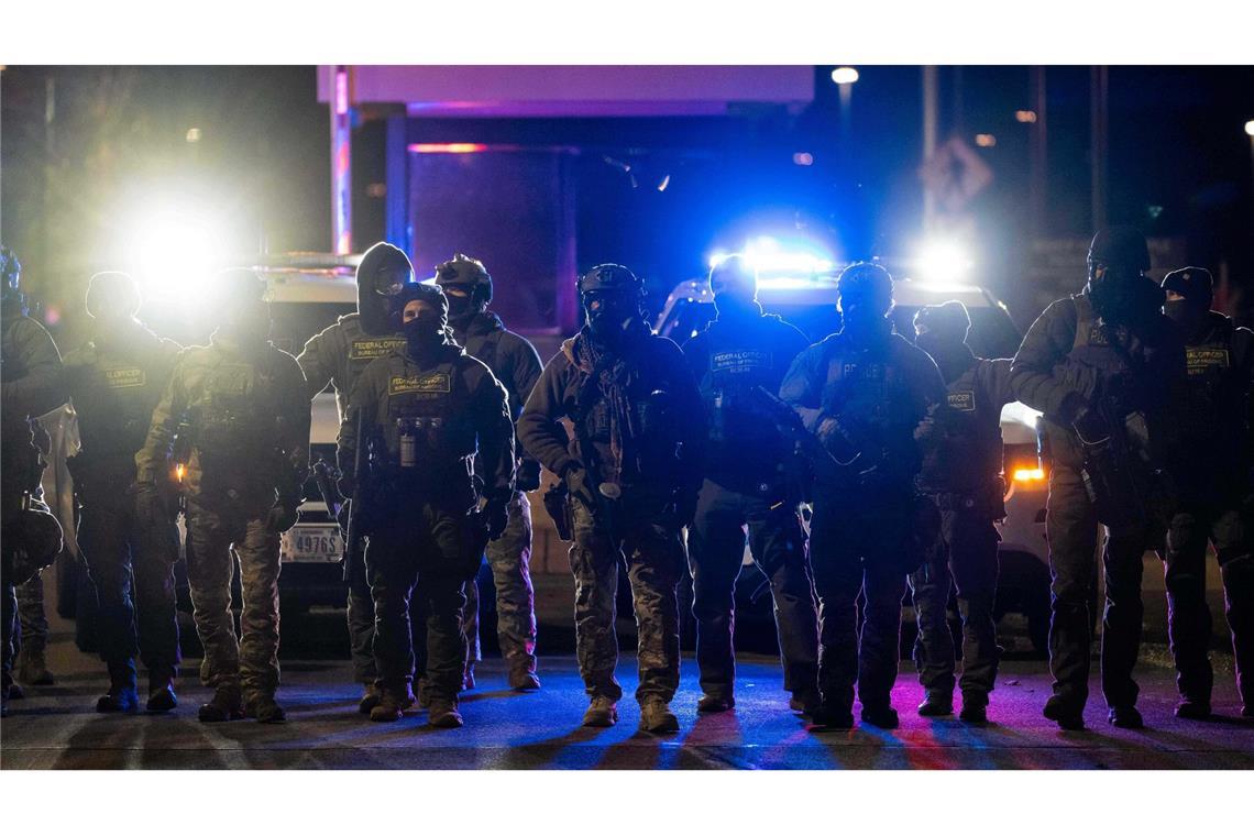 Bundesbeamte stehen in Minneapolis Wache.