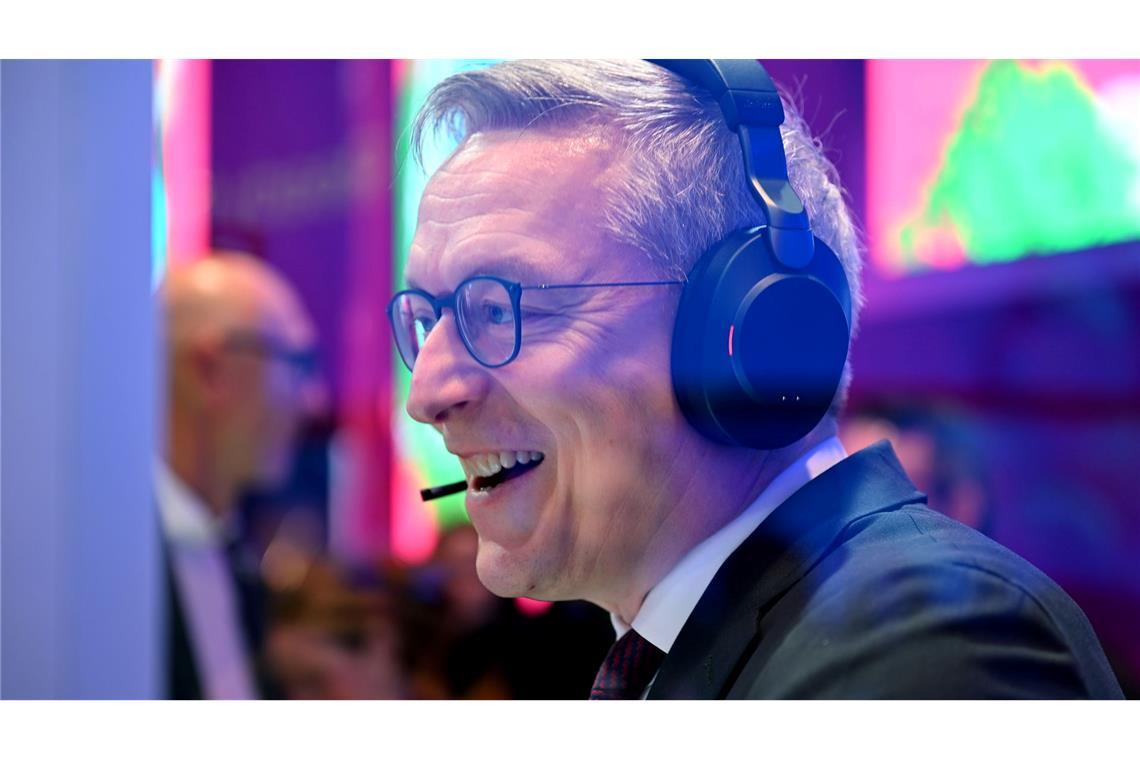 Bundesdigitalminister Karsten Wildberger bei einem Testgespräch, bei dem der KI-Assistent eingebunden war. Im Hintergrund steht Telekom-Chef Tim Höttges.