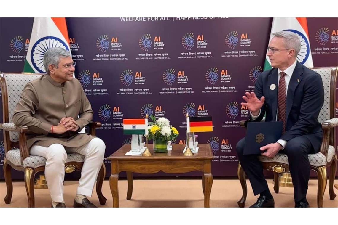 Bundesdigitalminister Karsten Wildberger (CDU, re.) und sein indischer Amtskollege Ashwini Vaishnaw treffen sich am 18. Februar 2026 beim KI-Gipfel in Neu-Delhi und vereinbaren eine stärkere Kooperation zwischen Deutschland und Indien beim Thema Künstliche Intelligenz.