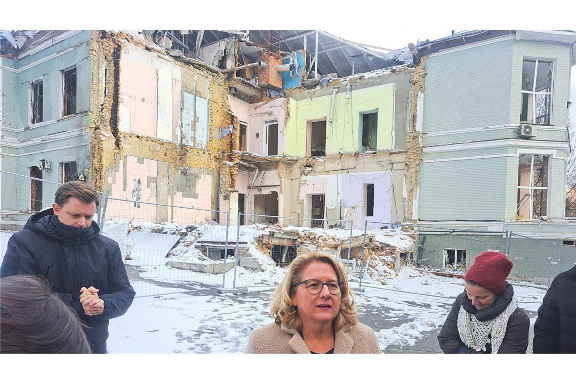 Entwicklungsministerin Schulze übergibt Winterhilfe an Kiew Bundesentwicklungsministerin Svenja Schulze hatte einen emotionalen Besuch der von einem russischen Raketenangriff stark geschädigten Kinderklinik Ochmatdyt in Kiew.