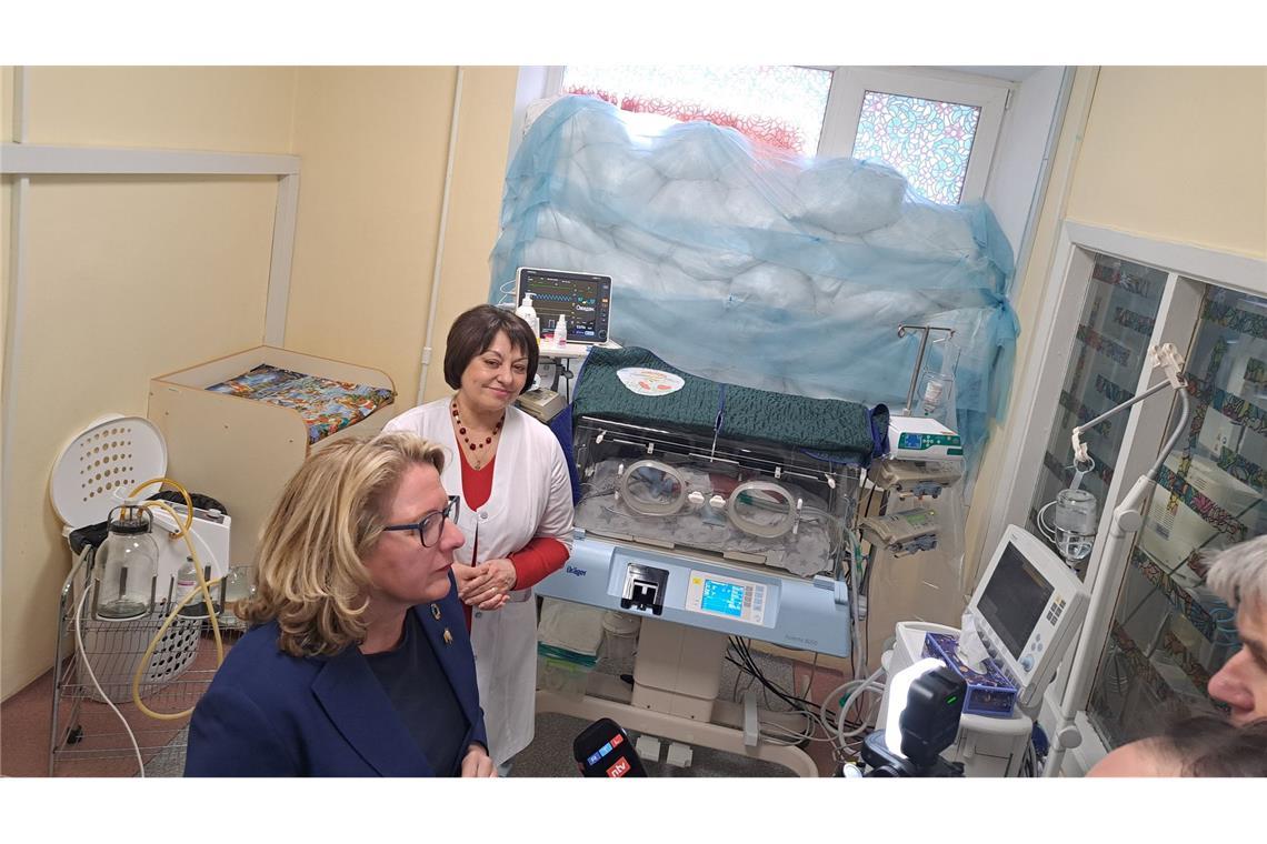 Entwicklungsministerin Schulze übergibt Winterhilfe an Kiew Bundesentwicklungsministerin Svenja Schulze (SPD) war sichtlich gerührt beim Anblick von Frühchen im von einer russischen Rakete getroffenen Kinderkrankenhaus Ochmatdyt in Kiew.