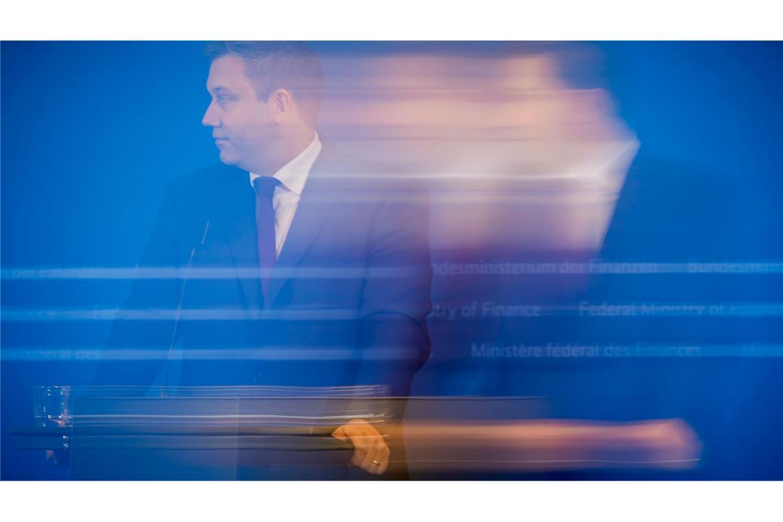 Bilder des Tages Bundesfinanzminister Lars Klingbeil äußert sich bei einer Pressekonferenz zur Sitzung des Arbeitskreises Steuerschätzung im Bundesfinanzministerium. (Wischeffekt durch Mitziehen)