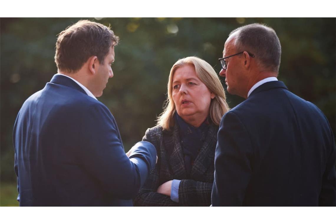 Bundesfinanzminister Lars Klingbeil (SPD), Bundesarbeitsministerin Bärbel Bas (SPD) und Kanzler Friedrich Merz (CDU) bei einem Kabinettstreffen in der Villa Borsig.