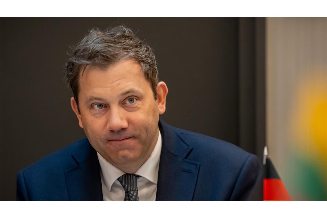 Klingbeil schwört Koalition auf größere Sparzwänge ein Bundesfinanzminister Lars Klingbeil (SPD) erinnert seine Kabinettskolleginnen und -kollegen ans Sparen. (Archivbild)