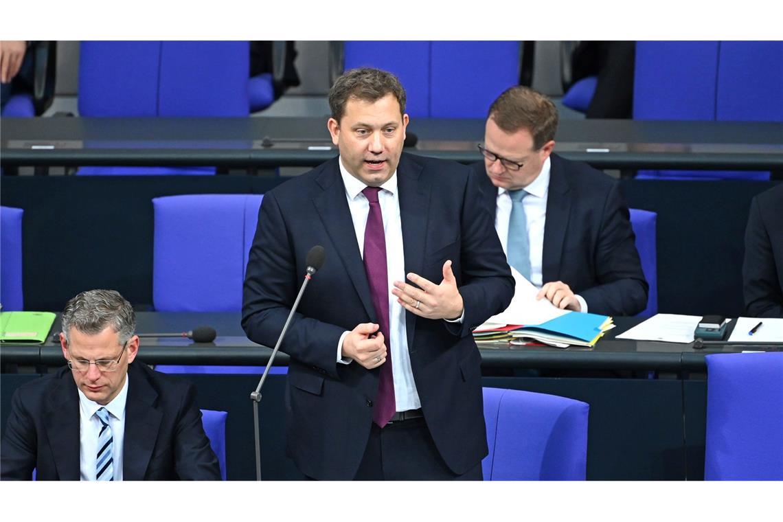 Bundesfinanzminister Lars Klingbeil (SPD) hat die Senkung der Stromsteuer für alle noch nicht komplett abgehakt.