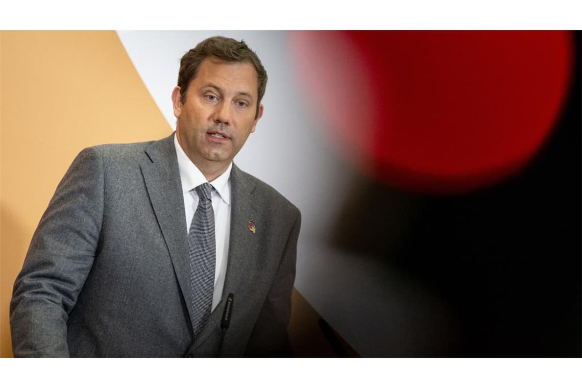 Bundesfinanzminister Lars Klingbeil (SPD) kann mit mehr Einnahmen rechnen als bislang angenommen. Große Sprünge sind aber nicht drin.