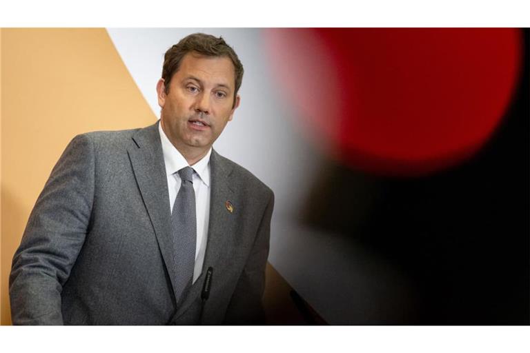 Bundesfinanzminister Lars Klingbeil (SPD) kann mit mehr Einnahmen rechnen als bislang angenommen. Große Sprünge sind aber nicht drin.