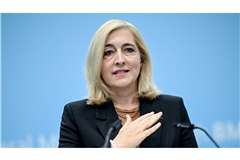 Bundesgesundheitsministerin Nina Warken  (CDU) wird das kleine Sparpaket durch den Bundesrat bringen.