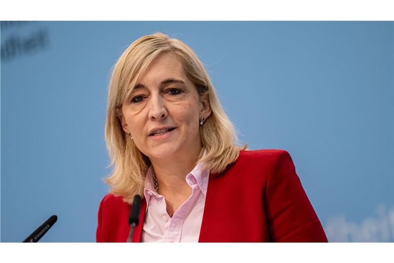 Bundesgesundheitsministerin Nina Warken fordert von den Bundesländern niedrigere baurechtliche Standards für Heime. (Archivbild)