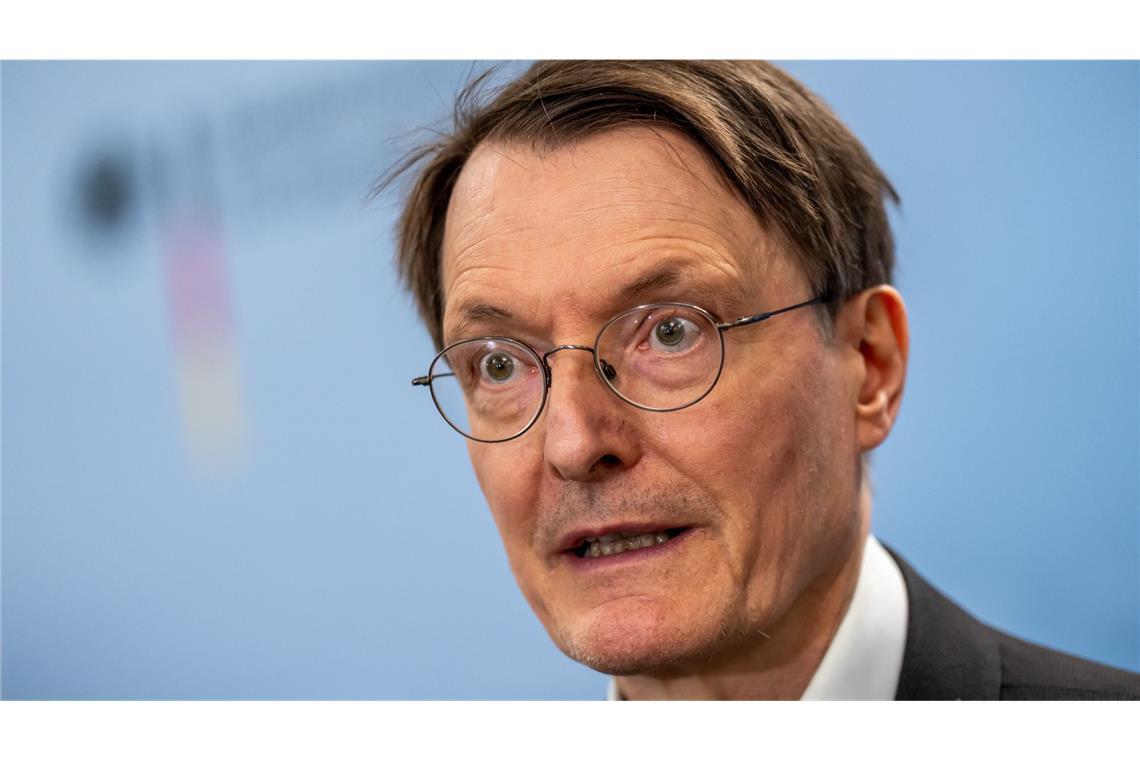 Krankenkassen-Beiträge sollen schon wieder steigen Bundesgesundheitsministers Karl Lauterbach: Mitglieder müssen sich auf steigende Krankenversicherung-Beiträge einstellen (Archivbild).