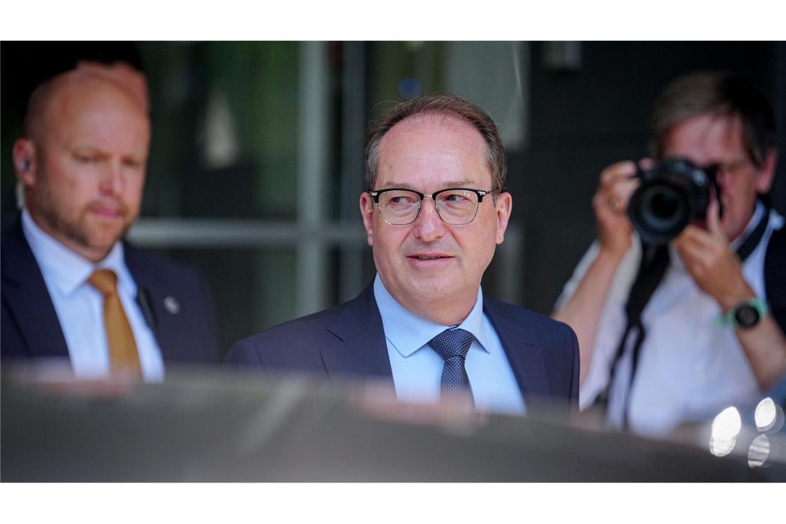 Merz: Zurückweisung von Asylsuchenden bleibt möglich Bundesinnenminister Alexander Dobrindt (CSU) beantwortete bei der Vorstellung eines Lagebilds zur Cyberkriminalität auch Fragen zu den Grenzkontrollen.