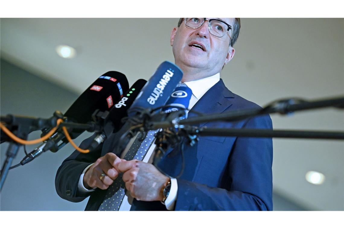 Sirenengeheul und Handylärm am bundesweiten Warntag Bundesinnenminister Alexander Dobrindt (CSU) gehe bei dem Probealarm immer darum, auch neue Technologien auszuprobieren.