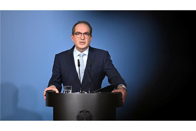 Bundesinnenminister Alexander Dobrindt (CSU) hält nichts von einem AfD-Verbotsverfahren, lässt die Partei aber weiterhin durch den Inlandsgeheimdienst beobachten.