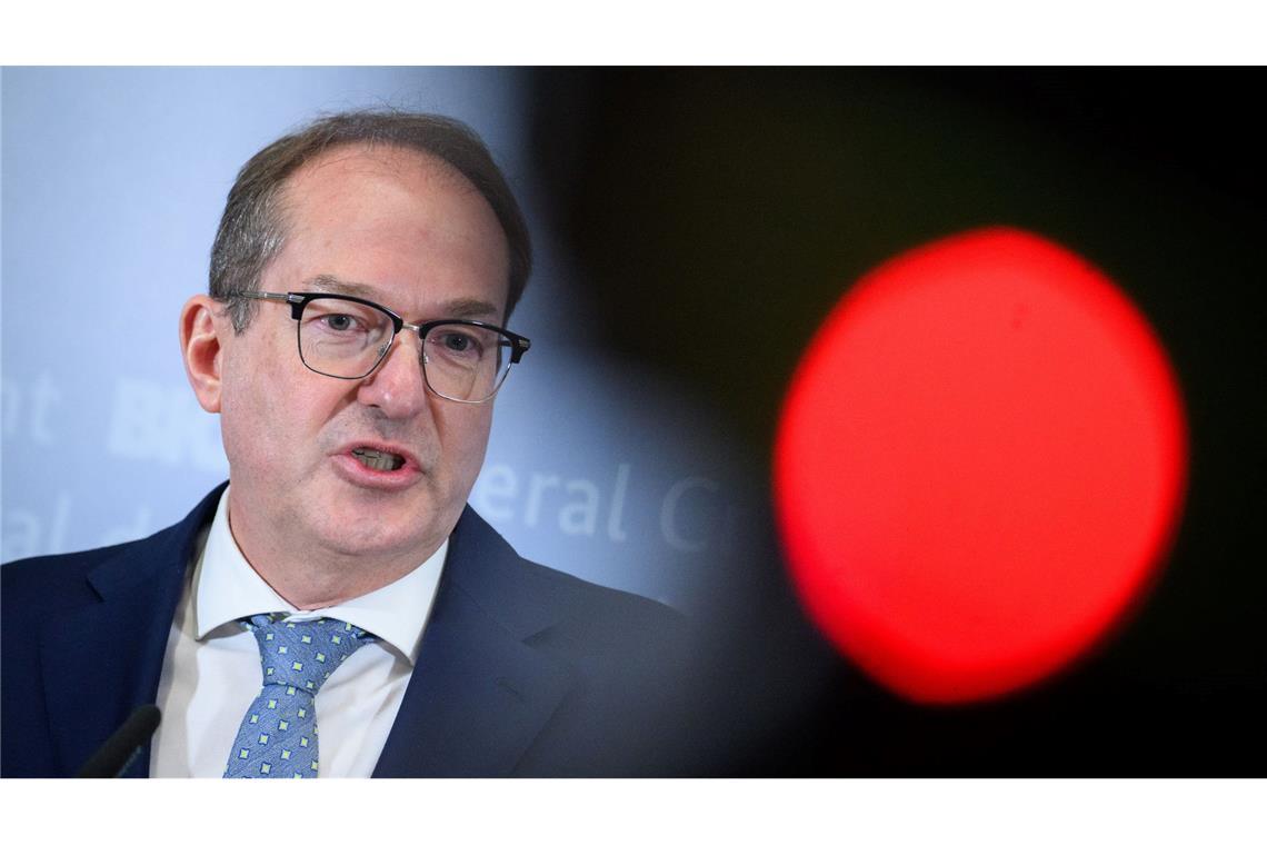 Bundesinnenminister Alexander Dobrindt (CSU) hatte im Mai festgelegt, dass die Bundespolizei auch Asylsuchende an den Landgrenzen zurückweisen soll. Es gibt aber Ausnahmen, etwa für Kranke und Schwangere. (Archivfoto)