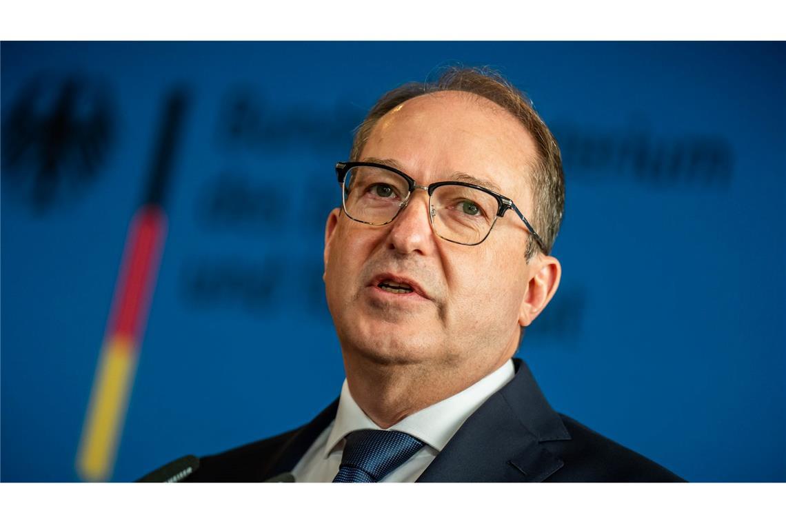 Dobrindt verbietet "Königreich Deutschland" Bundesinnenminister Alexander Dobrindt (CSU) ordnete das Vereinsverbot an.