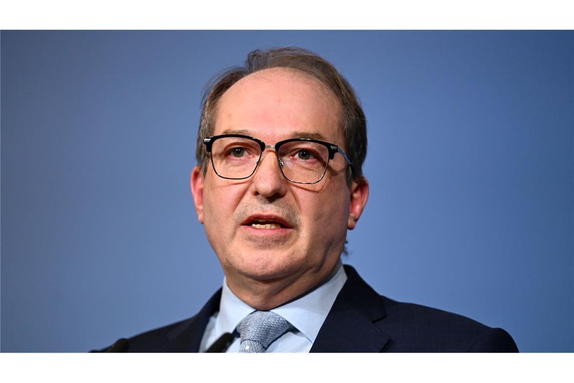 Bundesinnenminister Alexander Dobrindt (CSU) sagt, er wolle das Bundesamt für Verfassungsschutz zu einem echten Geheimdienst machen. (Archivbild)