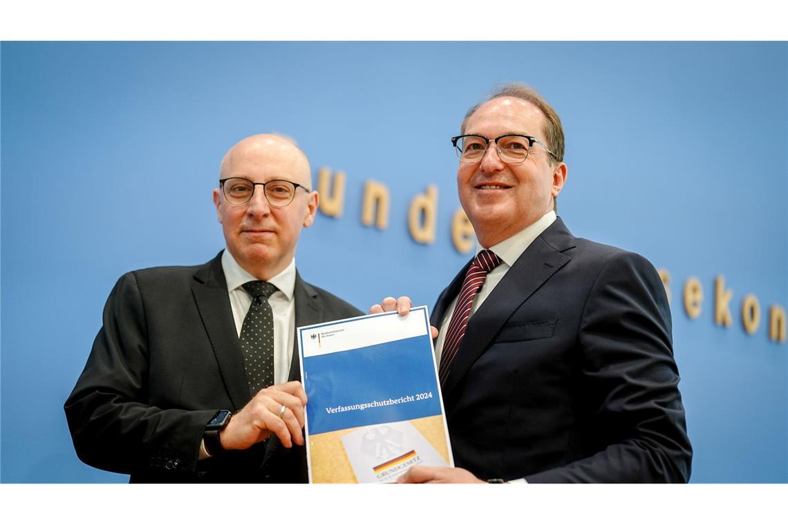 Verfassungsschutzbericht: Deutlich mehr Extremisten im Blick Bundesinnenminister Alexander Dobrindt (CSU) stellt den Jahresbericht zusammen mit BfV-Vizepräsident Sinan Selen vor.