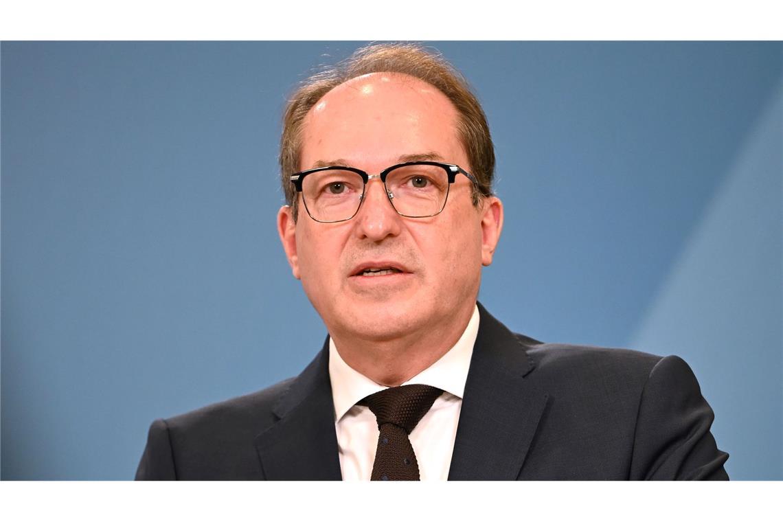 Bundesinnenminister Alexander Dobrindt (CSU) wertet die gesunkene Zahl von Asylerstanträgen als Erfolg. (Archivfoto)