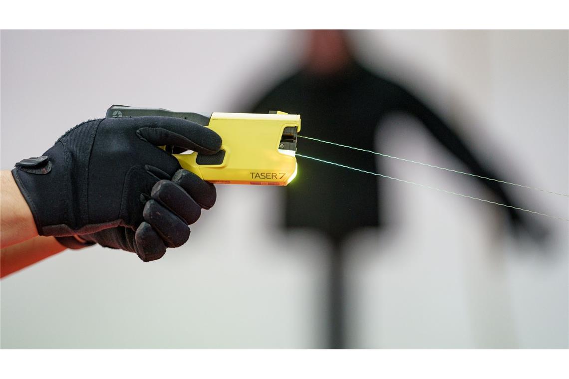 Innenminister Dobrindt will Taser für die Bundespolizei Bundesinnenminister Alexander Dobrindt (CSU) will die Bundespolizei mit Tasern ausrüsten. (Symbolbild)