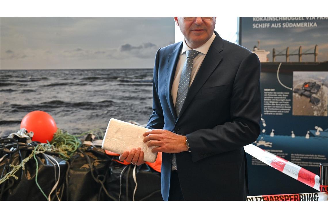 Bundesinnenminister Alexander Dobrindt (CSU) zeigte bei einer Pressekonferenz im Bundeskriminalamt im Herbst Kokainpakete. Sie wurden vor der Insel Borkum ins Wasser geworfen. (Archivbild)