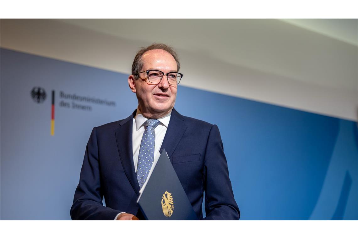 Bundesregierung will Drohnenabwehr bis Jahresende ausbauen Bundesinnenminister Alexander Dobrindt nennt das neue Bundespolizeigesetz einen großen Wurf und kündigt den zügigen Aufbau neuer Strukturen zur Drohnenabwehr an.