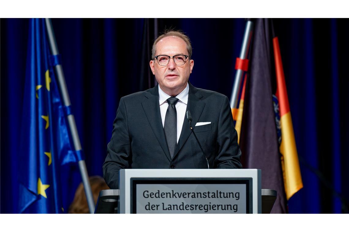 "Für immer im Gedächtnis" - Trauer um getöteten Polizisten Bundesinnenminister Alexander Dobrindt sprach von einer schrecklichen Tat.
