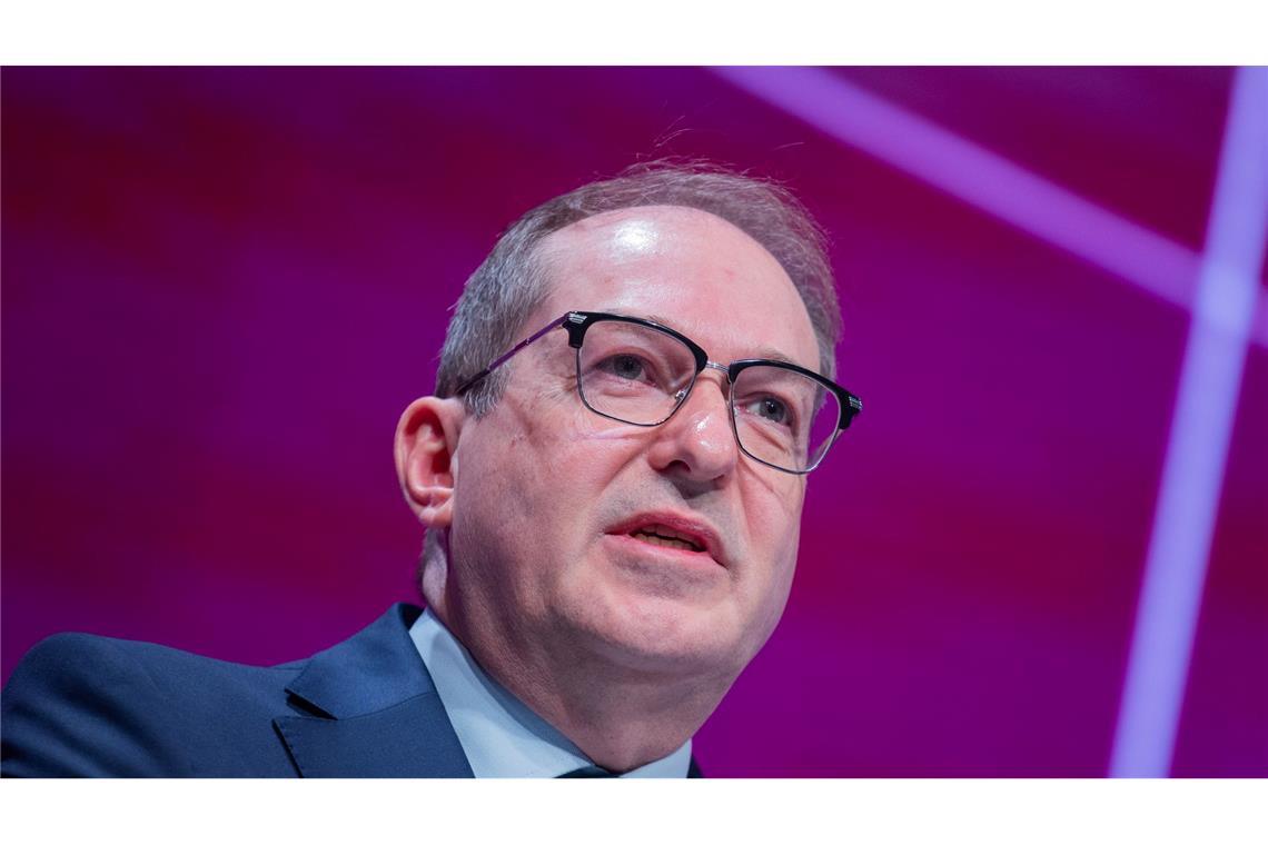 Bundesinnenminister Alexander Dobrindt will mehr Mitarbeiter des Verfassungschutzes im Kampf gegen den Linksextremismus einsetzen.