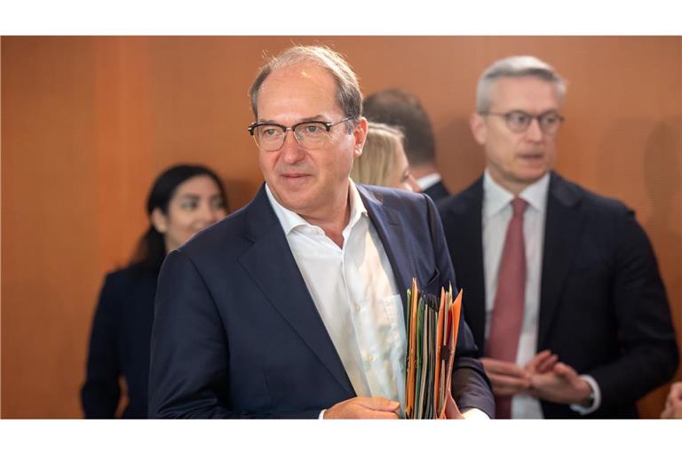 Bundesinnenminister Dobrindt will die Grenzkontrollen verlängern.