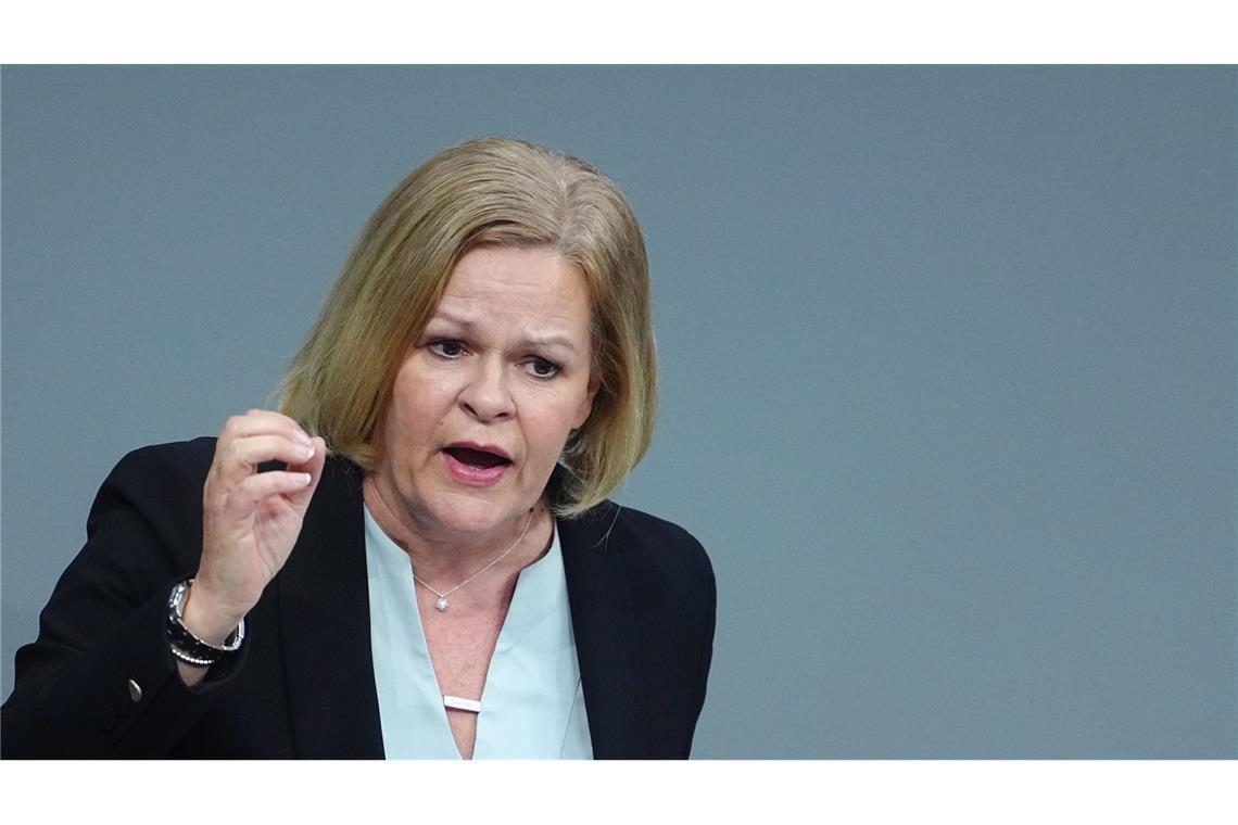 Faeser zu Brandanschlag auf Frau: Tat kein Einzelfall Bundesinnenministerin Nancy Faeser äußerte sich am Montag zu dem Brandanschlag in Gera. (Archivbild)