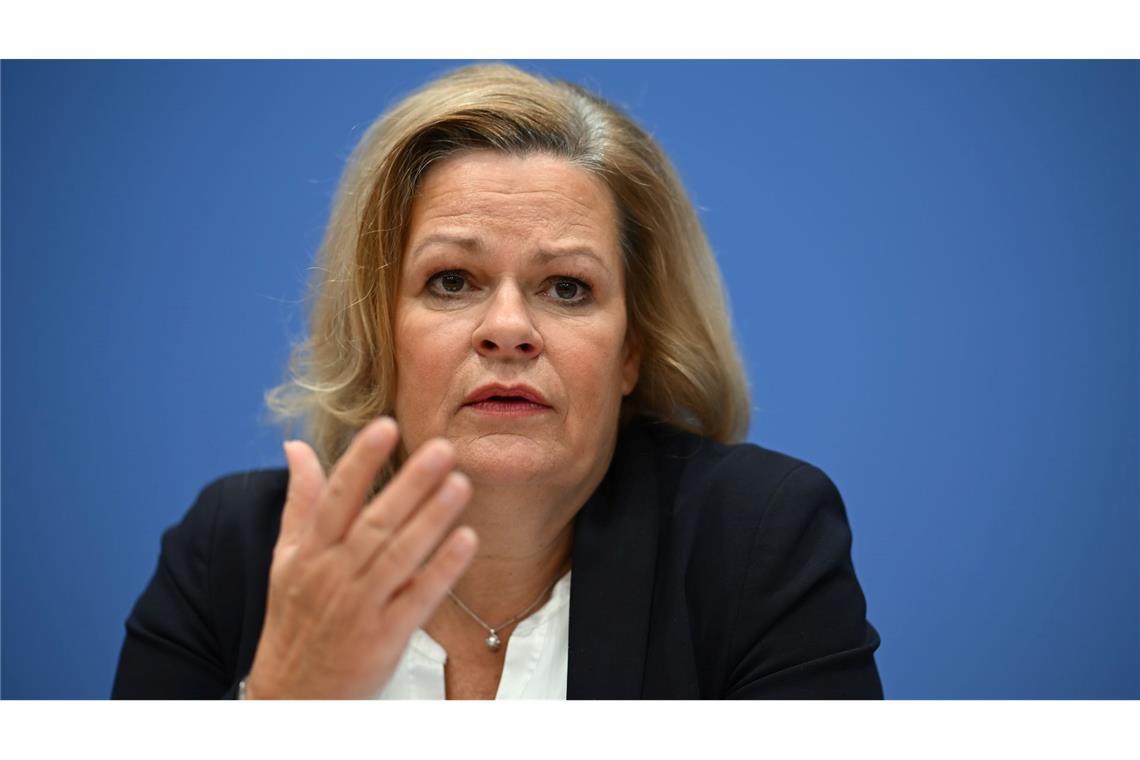 Faeser: Konsequent bei Gewalt an Silvester einschreiten Bundesinnenministerin Nancy Faeser kündigt ein Durchgreifen bei Gewalt in der Silvesternacht an. (Archivbild)