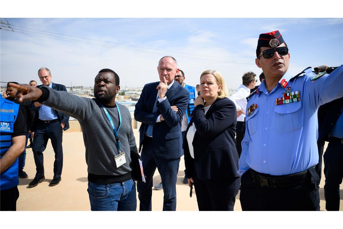 Faeser bricht Reise nach Damaskus wegen Terrorwarnung ab Bundesinnenministerin Nancy Faeser (SPD) und ihr österreichischer Amtskollege, Gerhard Karner, entschieden sich nach der Absage ihrer Reise nach Syrien, in Jordanien das Flüchtlingslager Saatari zu besuchen.