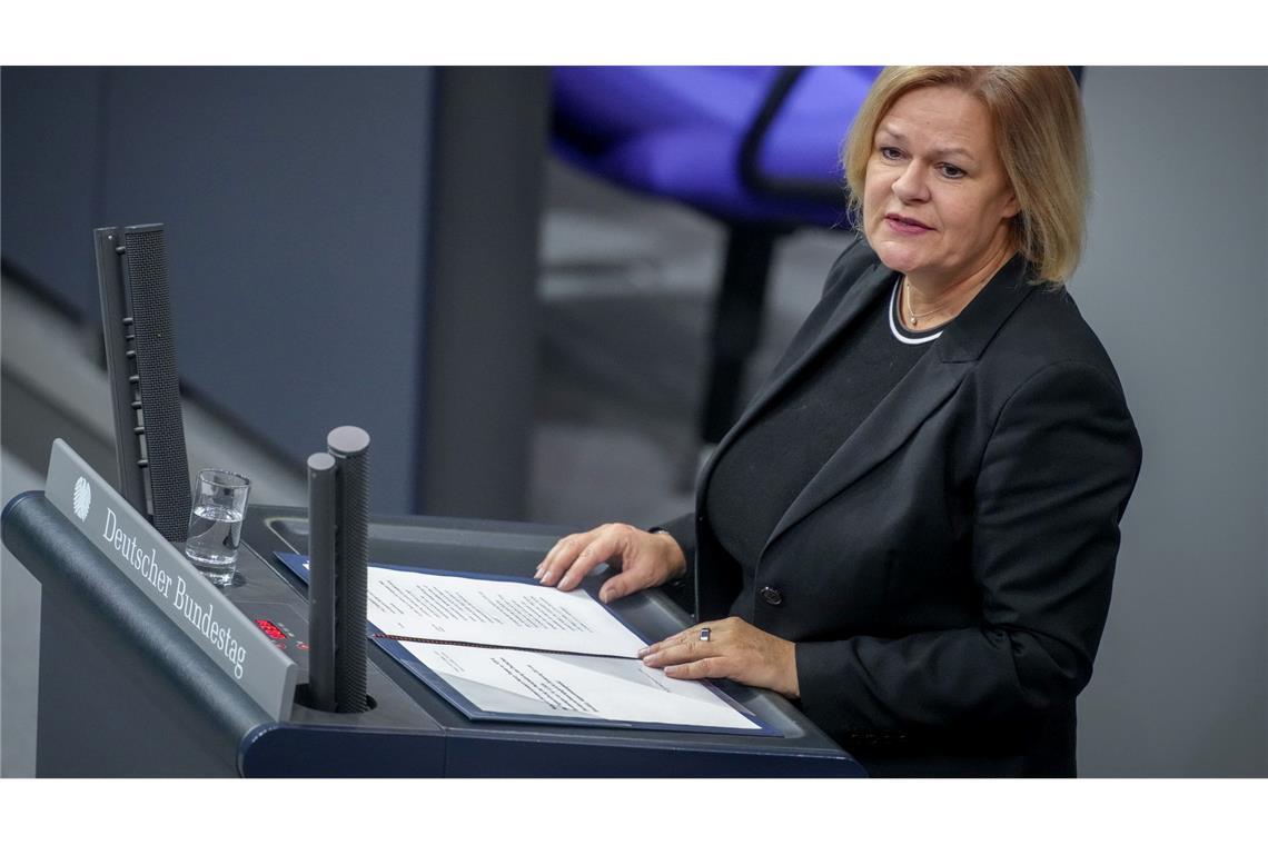 Bundesverfassungsgericht: Bundestag für Grundgesetzänderung Bundesinnenministerin Nancy Faeser (SPD) verweist in ihrer Rede auf das Scheitern der Demokratie in der Weimarer Republik.