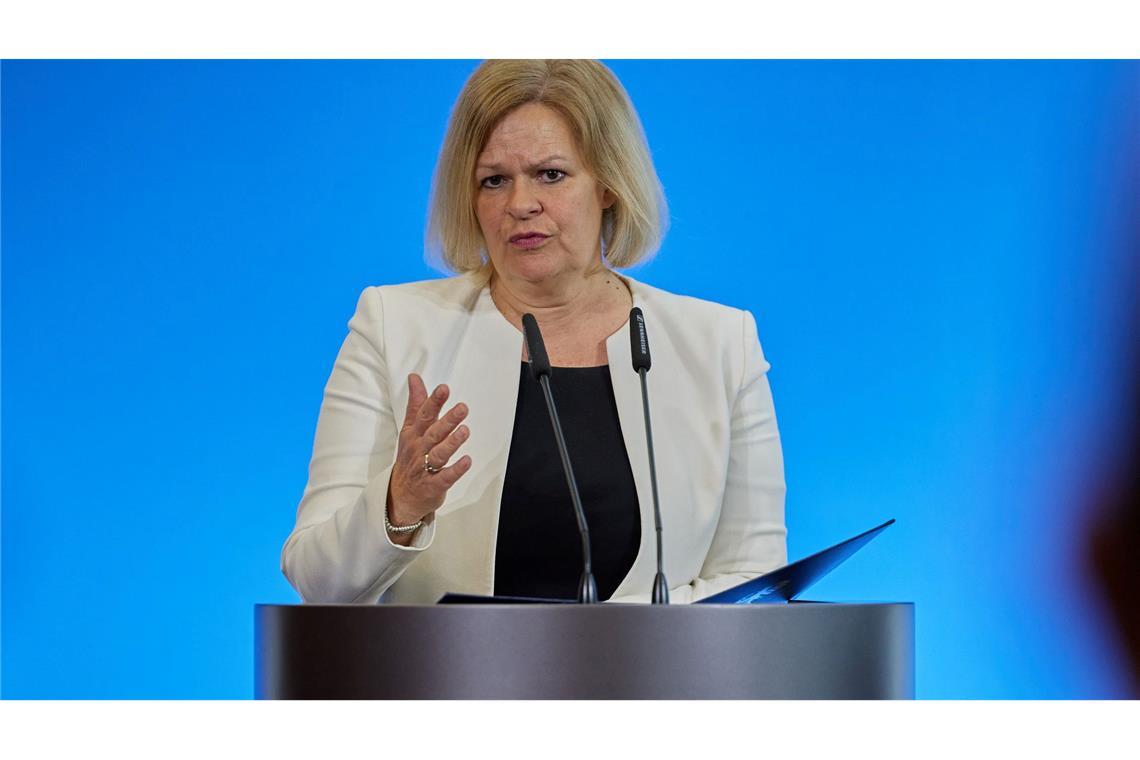 Wer will was bei Migration und wie soll das zusammenpassen? Bundesinnenministerin Nancy Faeser (SPD) war sehr zufrieden, als sich die Staaten der Europäischen Union nach jahrelangen Verhandlungen auf eine Reform ihres Gemeinsamen Europäischen Asylsystems geeinigt hatten. (Archivbild)